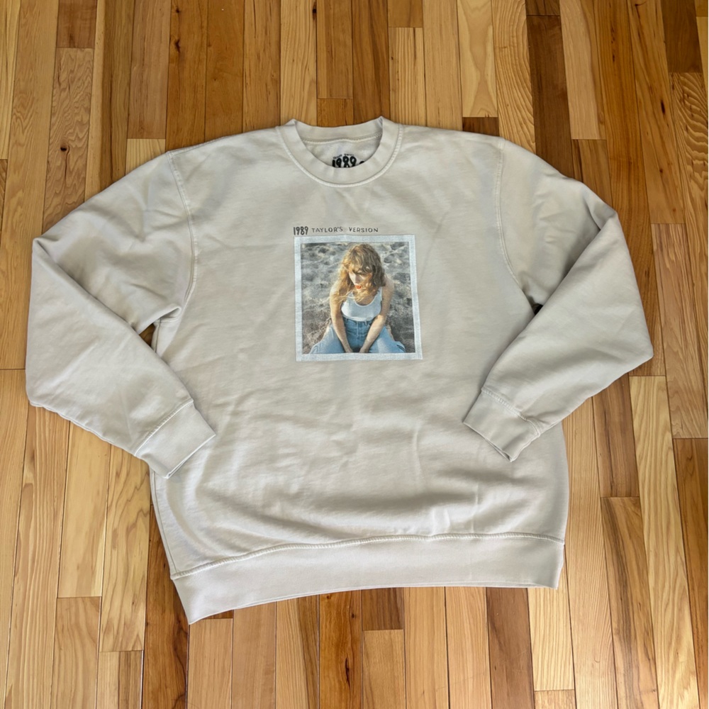 1989 Taylor’s version beige crewneck. Size 2xl.